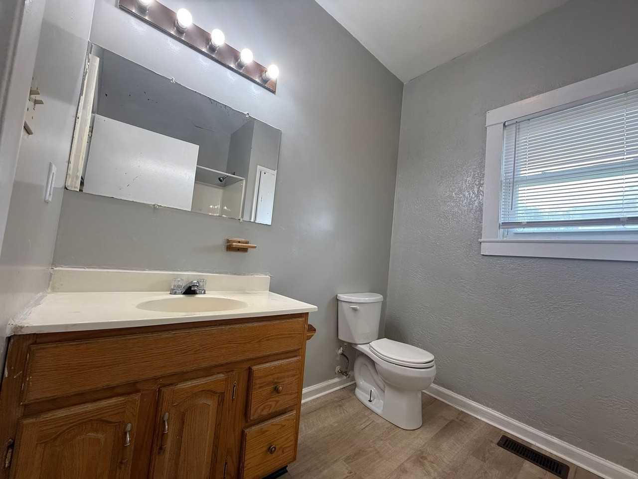 509 W 8th St - Photo 6 of 17