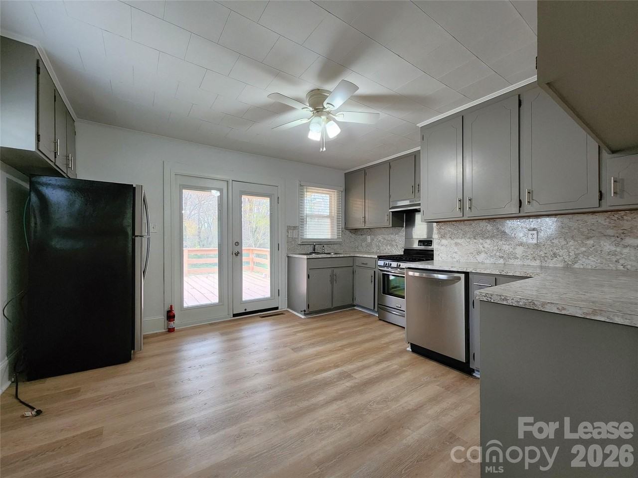 135 Oak Grove Rd - Photo 4 of 24