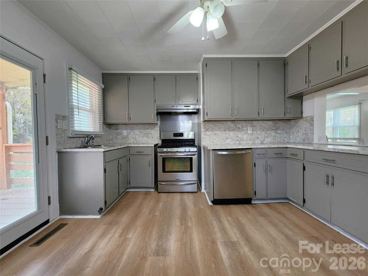 135 Oak Grove Rd - Photo 5 of 24
