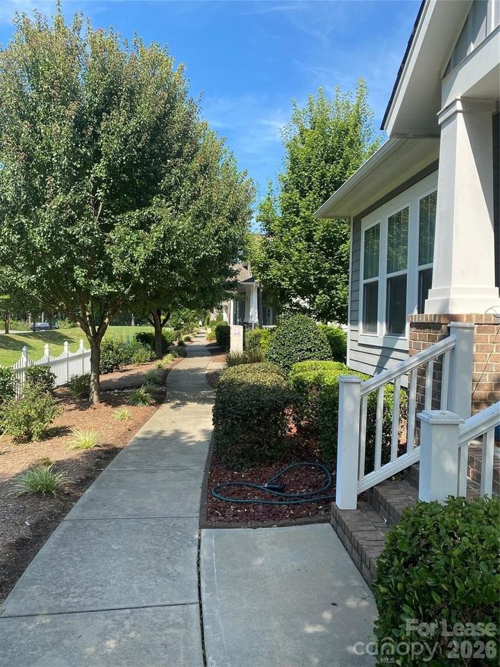 4221 Courtly Ln - Photo 6 of 43