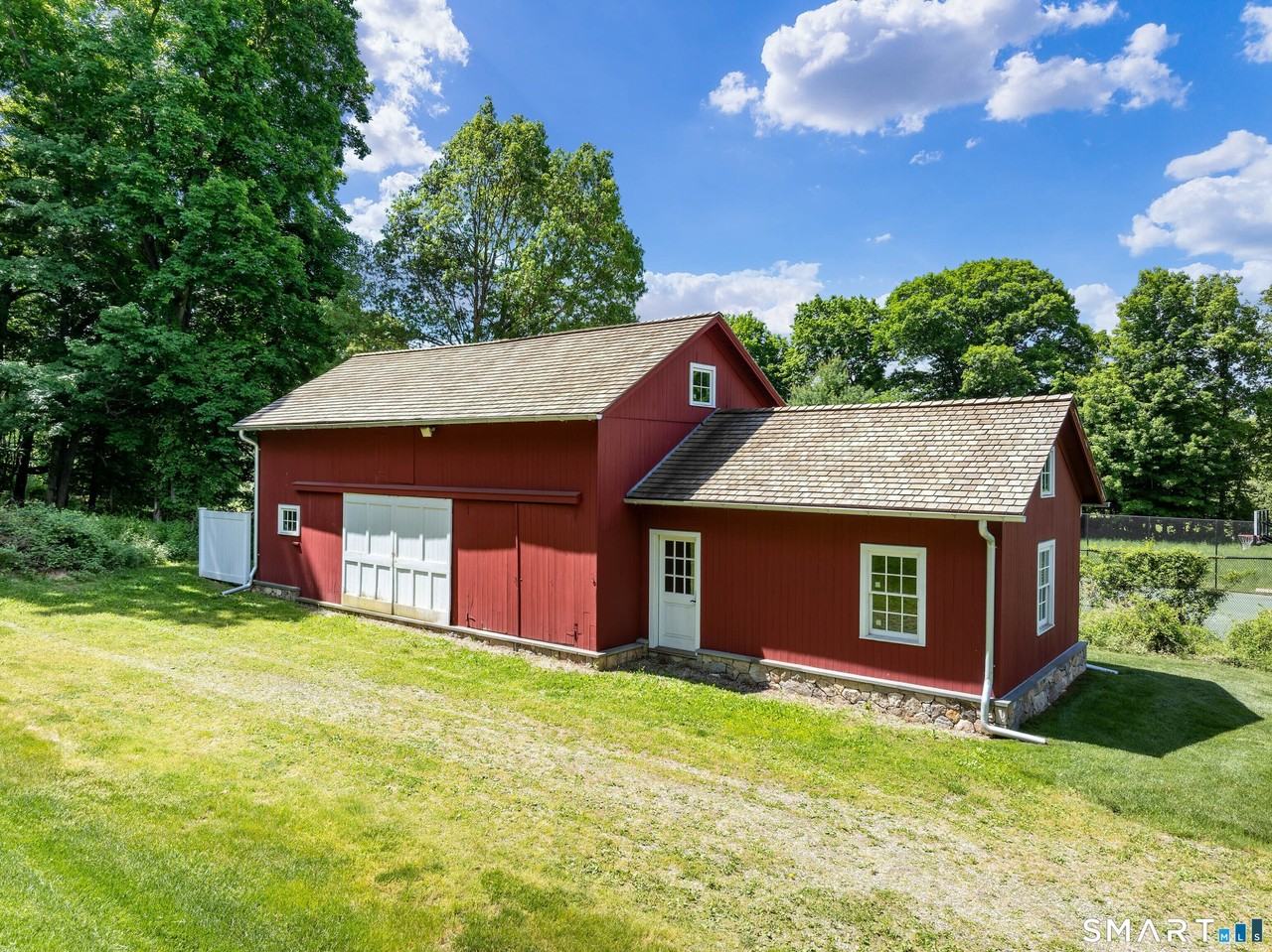 240 Umpawaug Rd - Photo 5 of 40