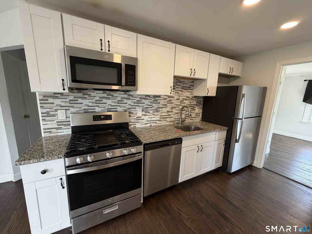660 Queen St - Photo 3 of 11