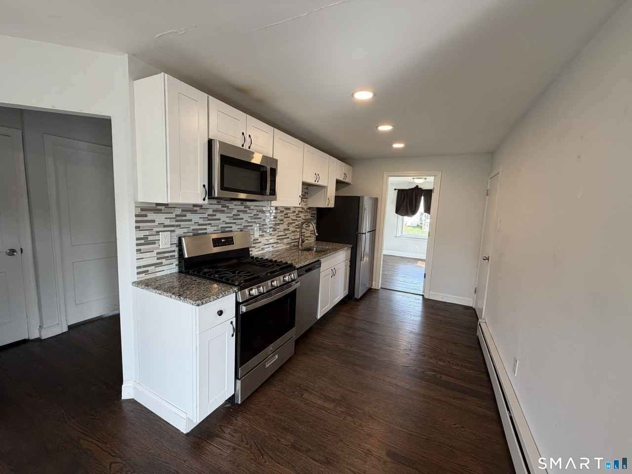 660 Queen St - Photo 4 of 11