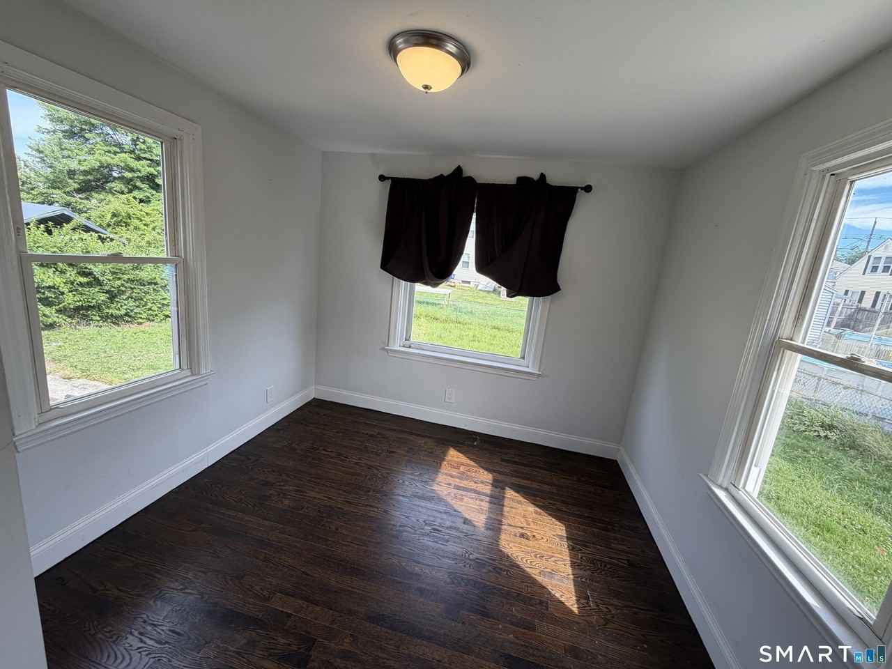 660 Queen St - Photo 5 of 11