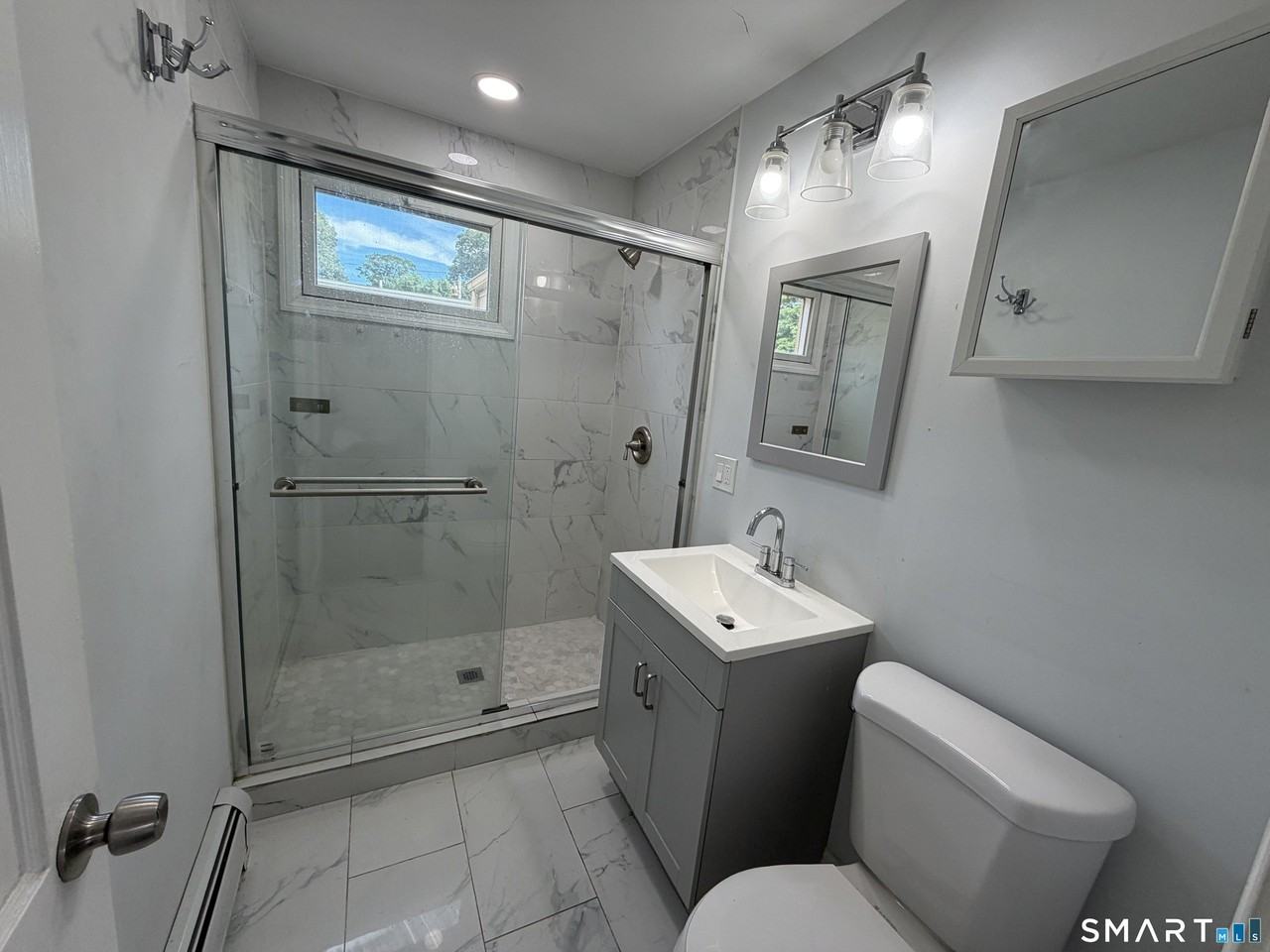 660 Queen St - Photo 6 of 11