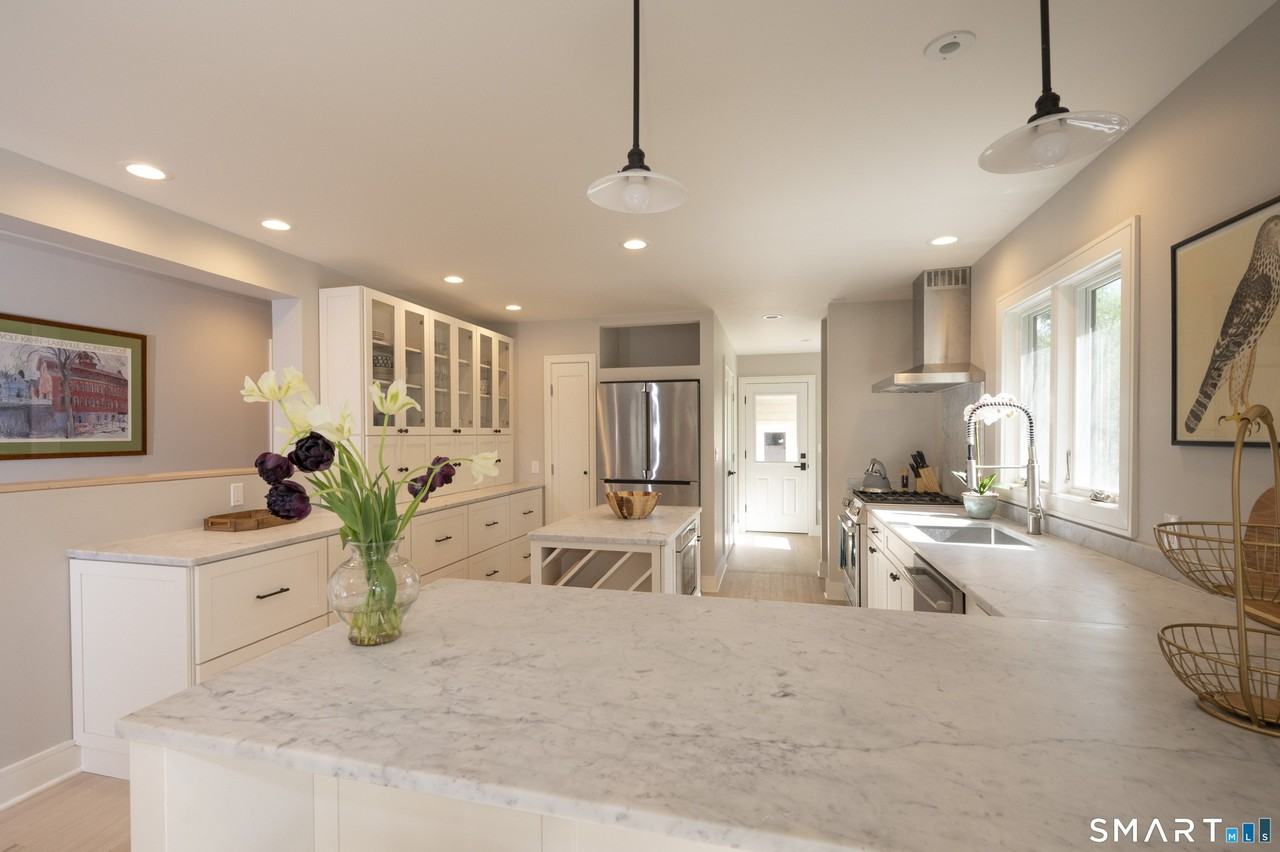 54 Robin Hill Ln - Photo 4 of 15