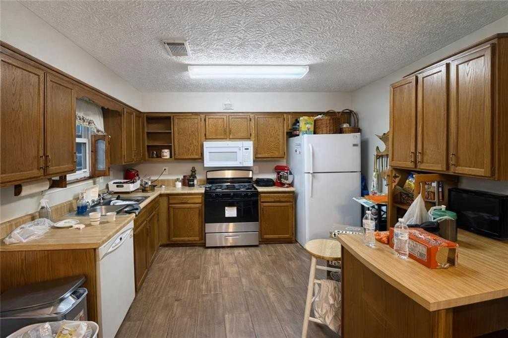 1136 Samuel Dr - Photo 3 of 10