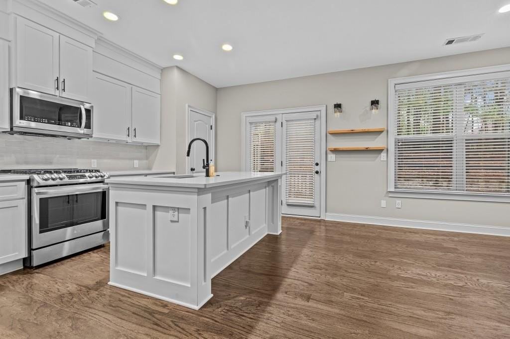 3209 Hallmark Ln - Photo 4 of 38