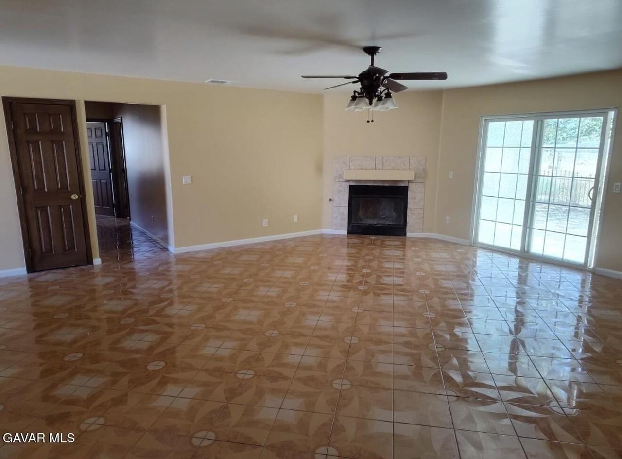 3226 E Avenue H10 - Photo 6 of 19