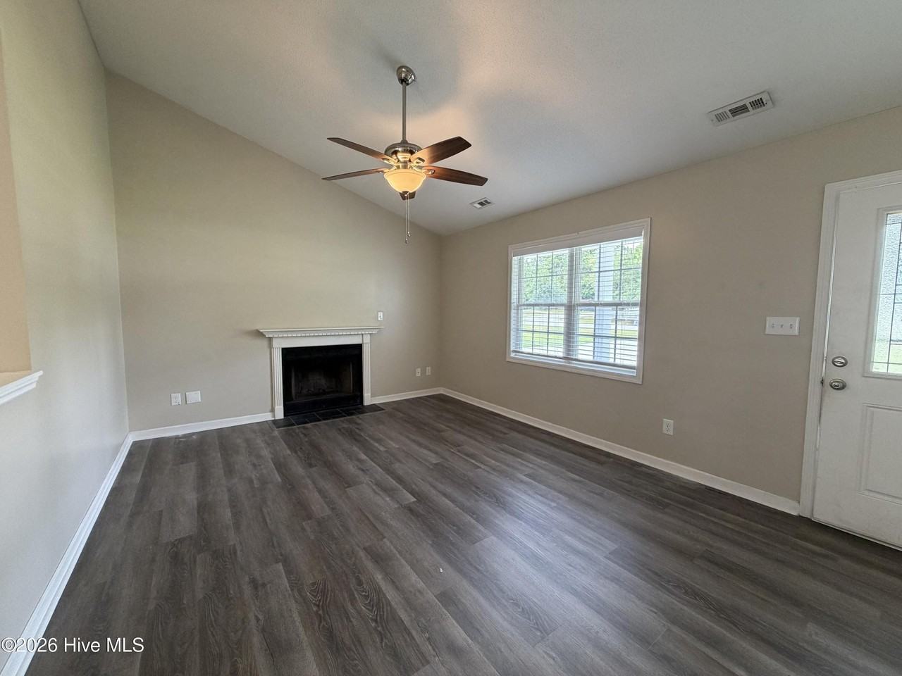 208 Parnell Rd - Photo 4 of 27
