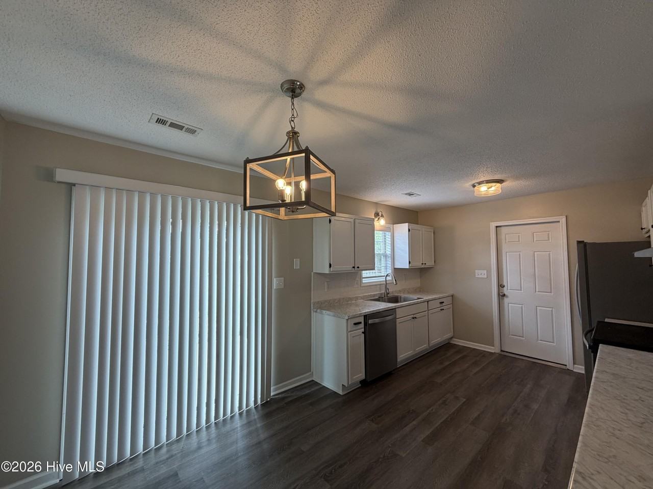 208 Parnell Rd - Photo 5 of 27