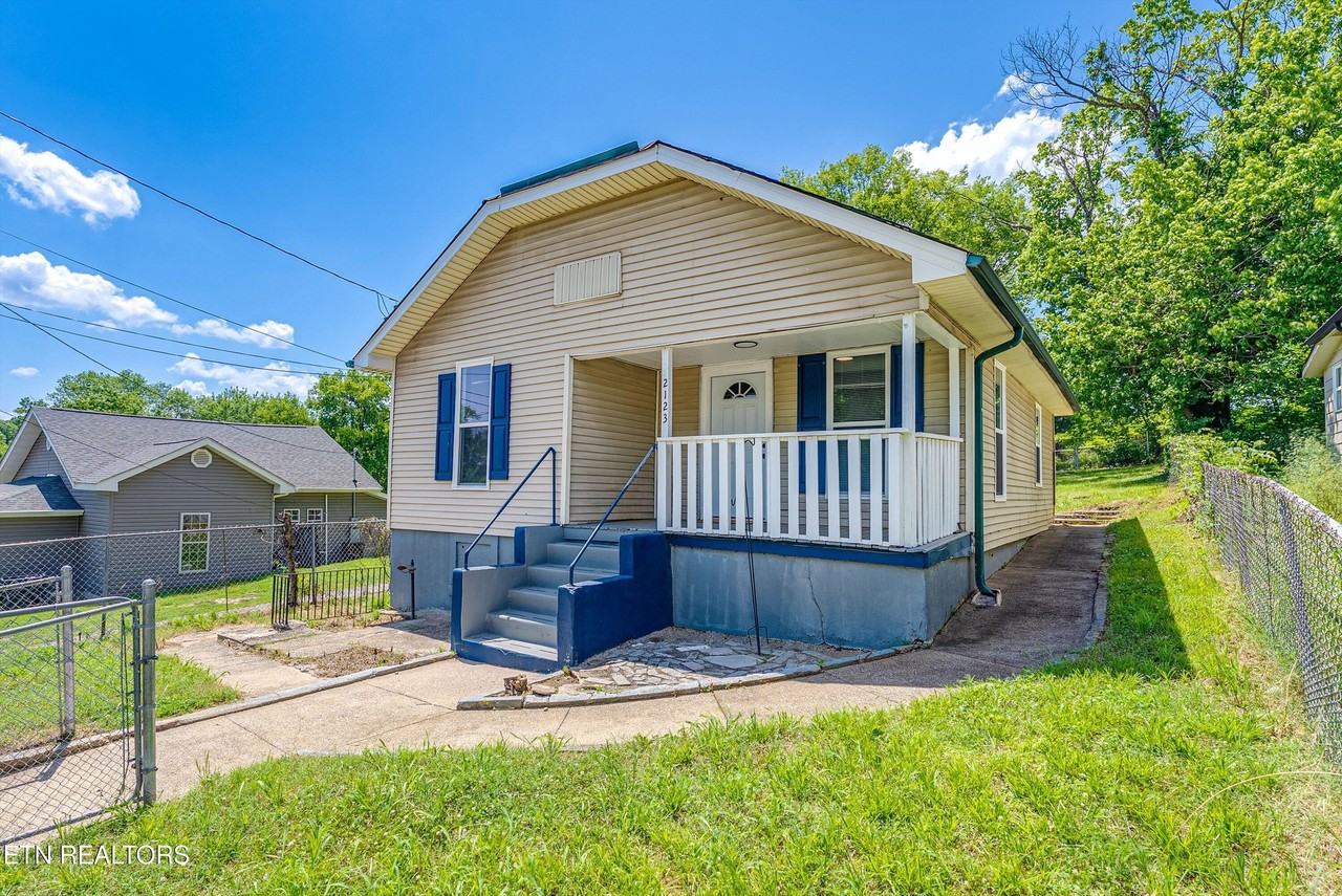 2123 Vermont Ave - Photo 2 of 33