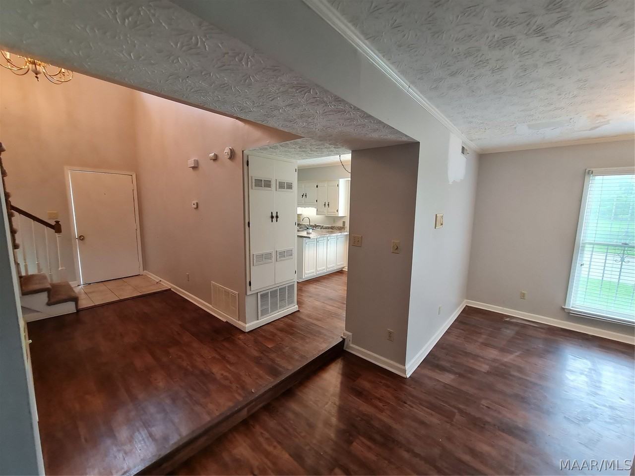 1601 Cobblestone Ct - Photo 4 of 35