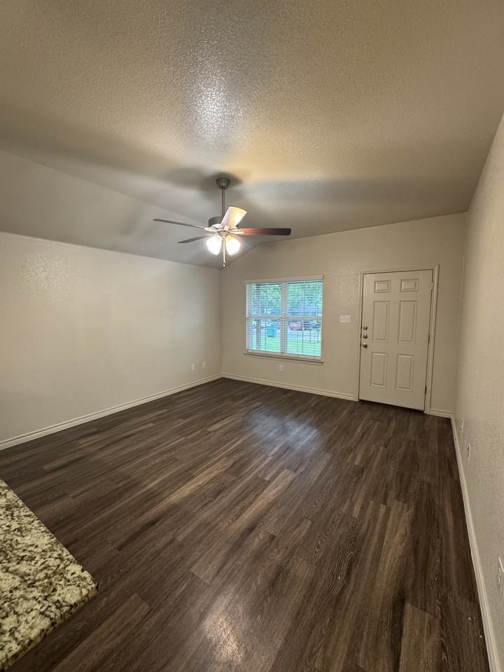 1410 Hopi Trl #A - Photo 3 of 15