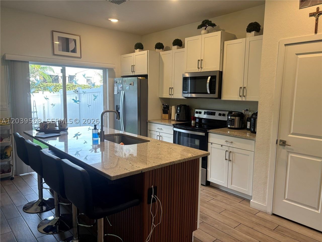 831 Se 16th Ct - Photo 3 of 4