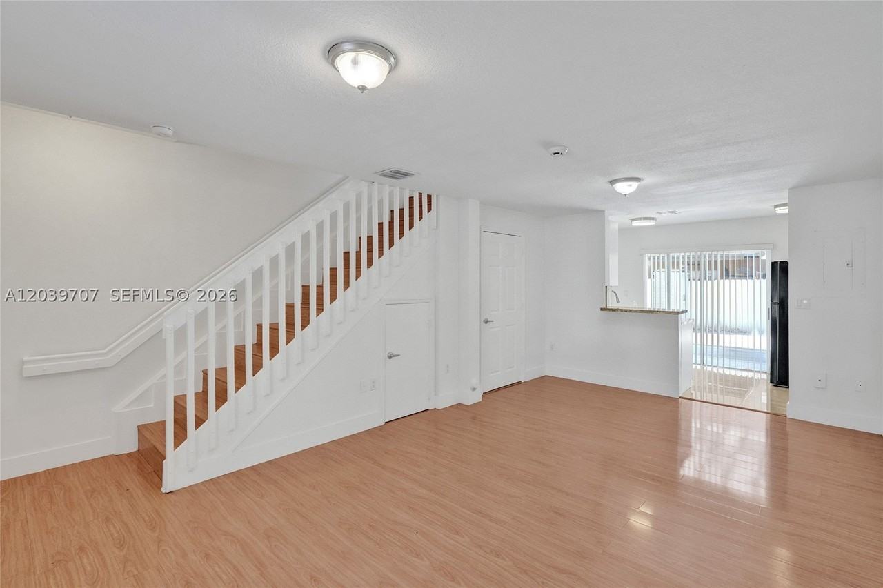 990 Nw 78th Ave #8E - Photo 4 of 31