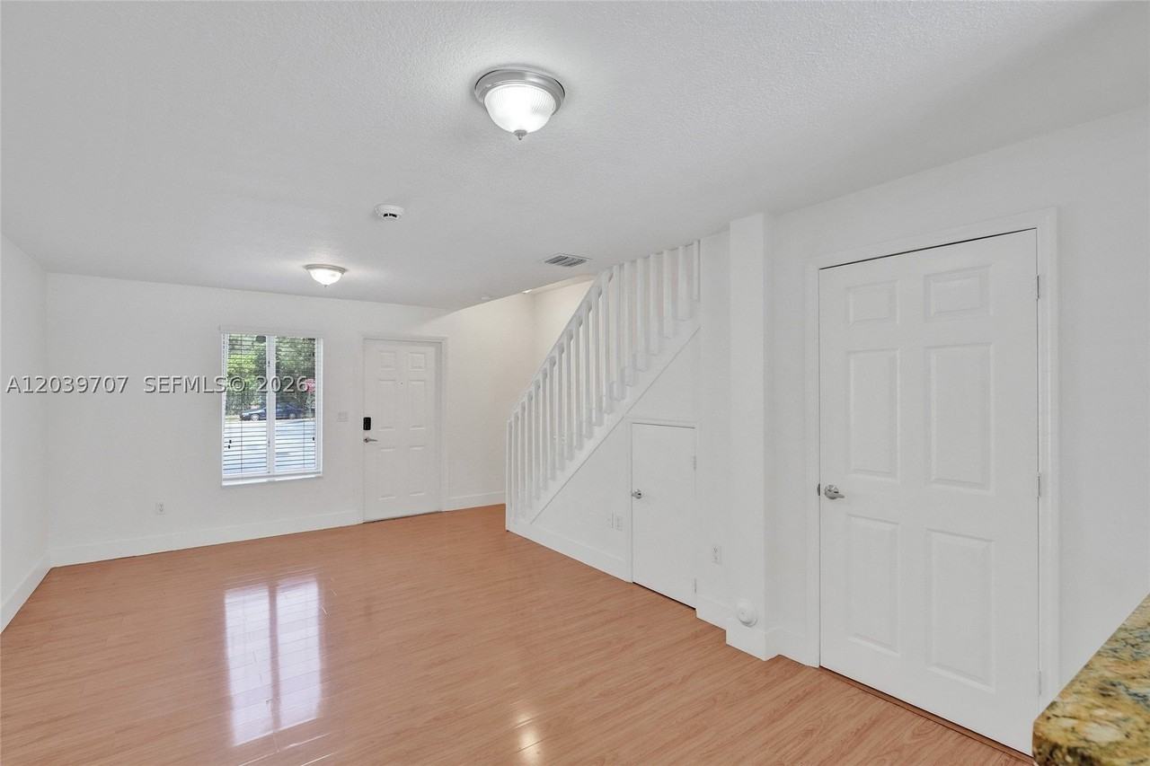 990 Nw 78th Ave #8E - Photo 5 of 31