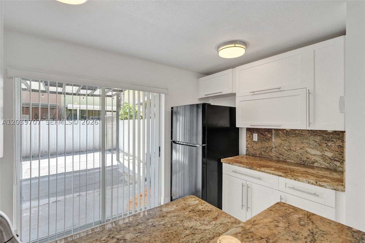 990 Nw 78th Ave #8E - Photo 7 of 31
