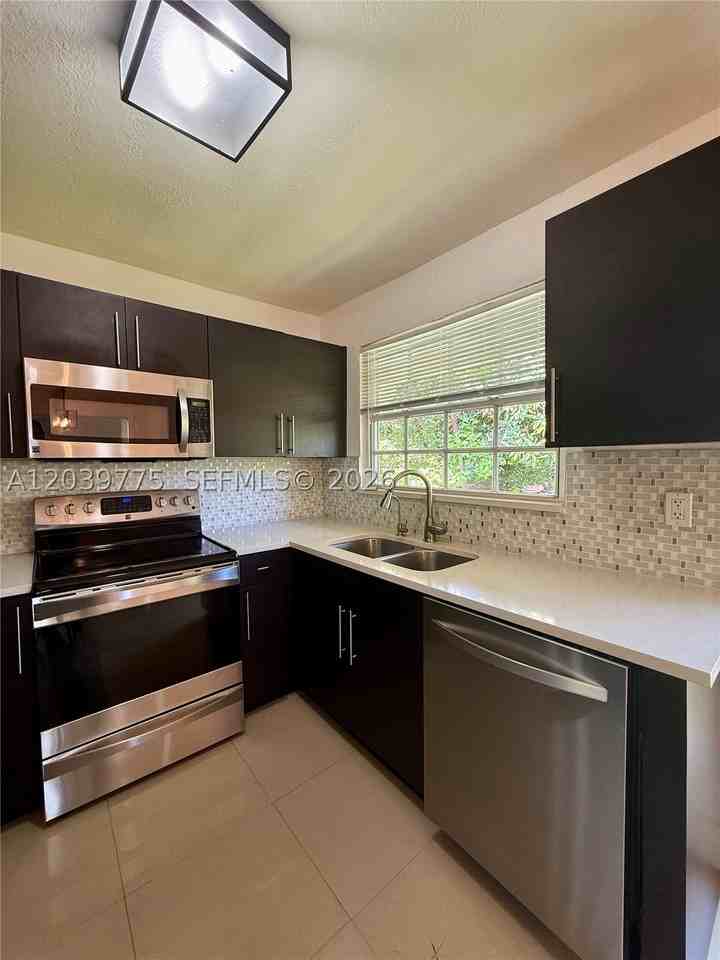 4456 Sw 10th St - Photo 7 of 18