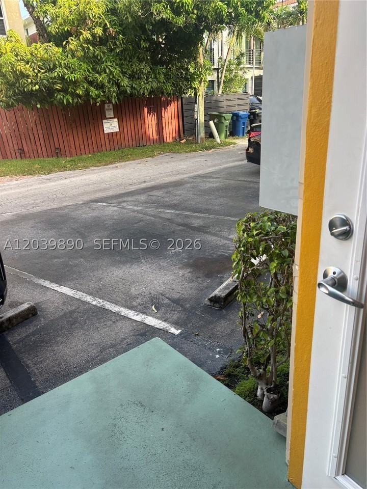 719 Ne 16th Ave #719B - Photo 5 of 40