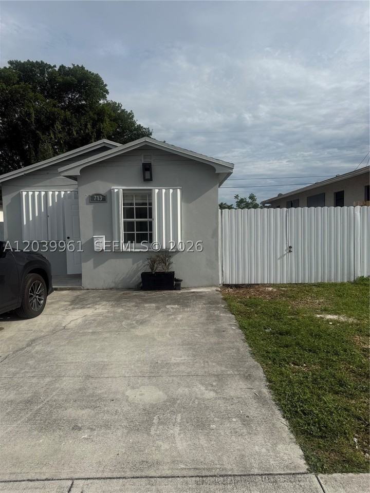 713 Nw 4th St - Photo 2 of 15