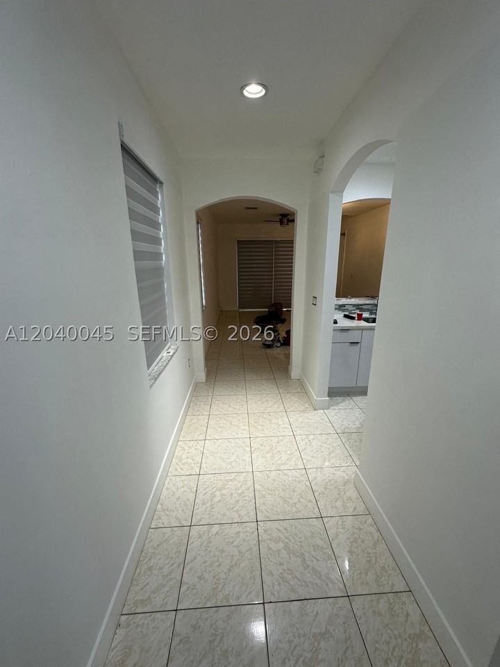 4273 Ne 10th Ct #4273 - Photo 4 of 12