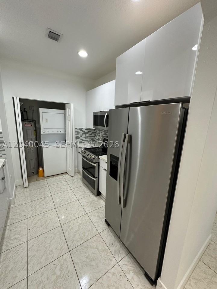 4273 Ne 10th Ct #4273 - Photo 5 of 12