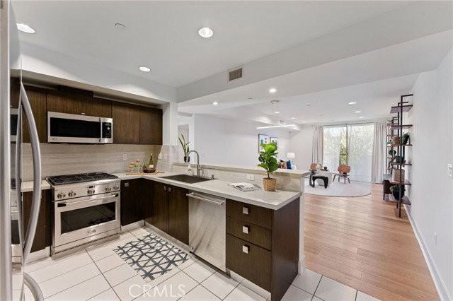 118 N Kings Rd #201 - Photo 4 of 8