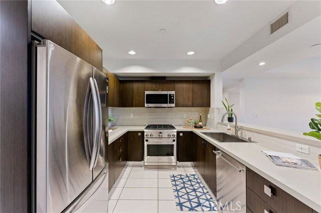 118 N Kings Rd #201 - Photo 5 of 8
