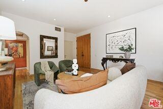 612 S Barrington Ave #213 - Photo 5 of 8