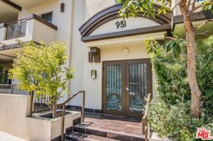 featured image of 951 Granville Ave #PH1
