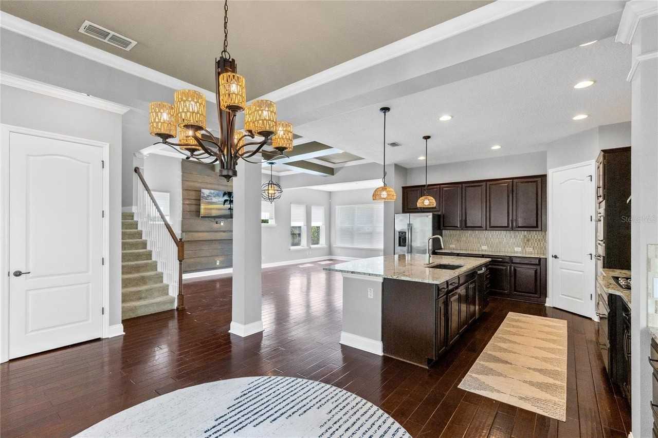 8631 Laureate Blvd - Photo 5 of 34