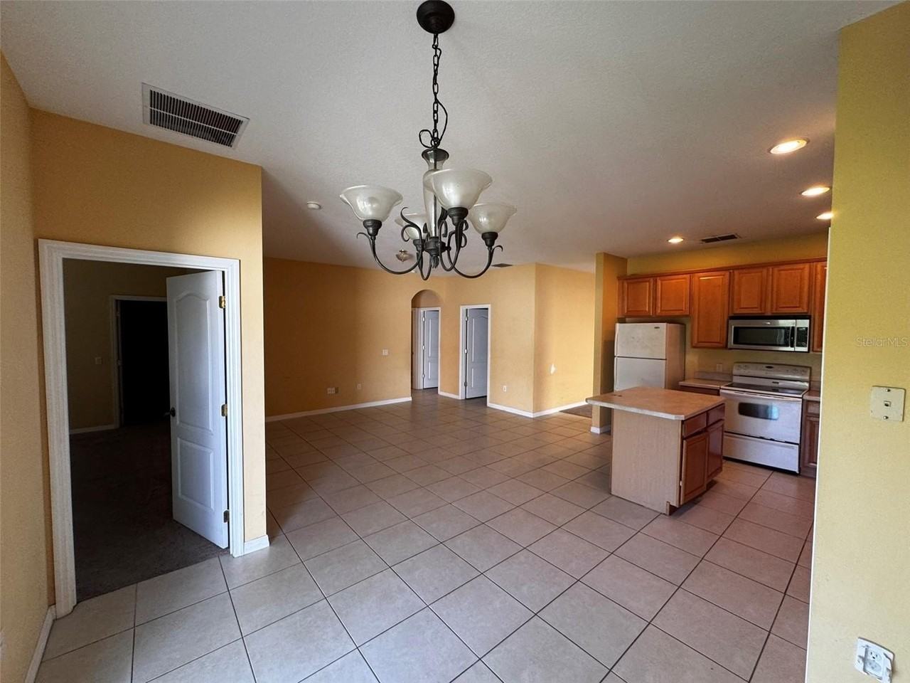 1111 Hacienda Cir - Photo 5 of 14