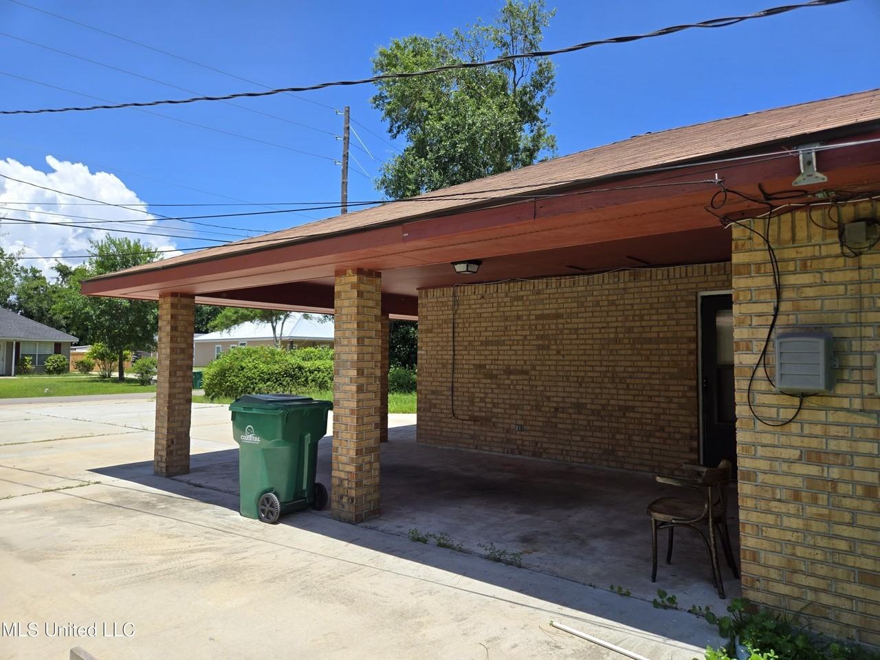530 Easterbrook St - Photo 4 of 16