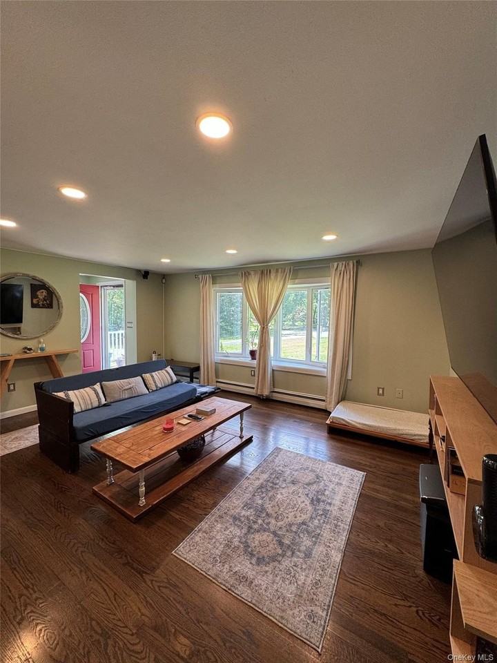 18 Montfort Woods Rd - Photo 2 of 18