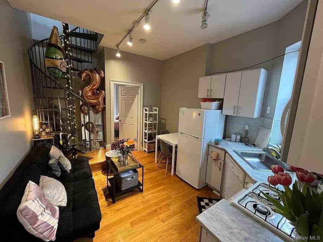 163 Chrystie St #19