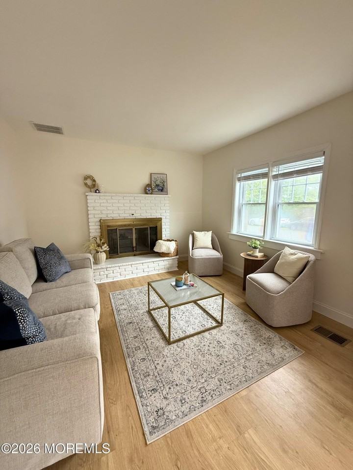 484 Bara St - Photo 3 of 17