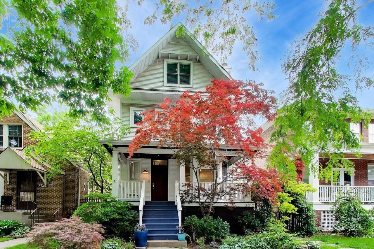 2010 W Bradley Pl