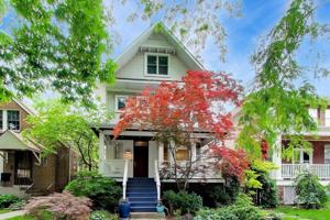featured image of 2010 W Bradley Pl