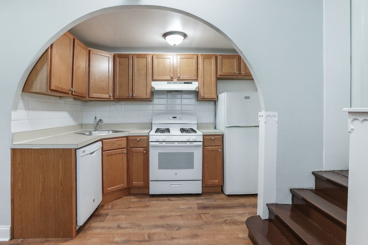 1525 W Estes Ave #G2 - Photo 4 of 5