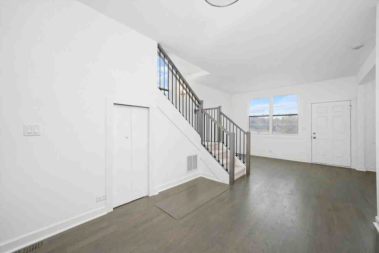 9771 W 143rd St - Photo 3 of 37