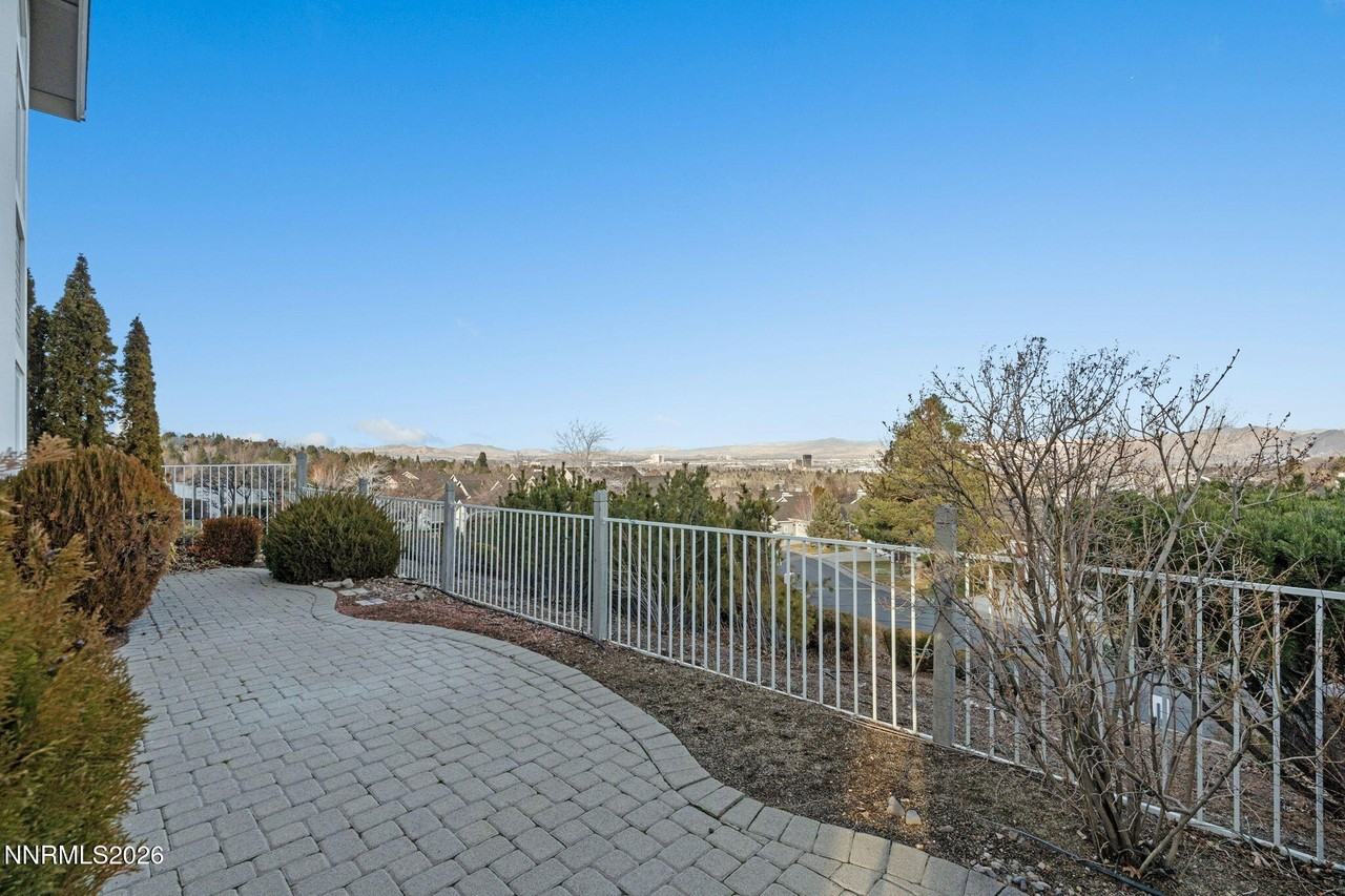 6186 Squires Ln - Photo 5 of 26