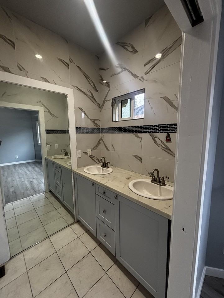 1726 West 22nd Street - Photo 3 of 15