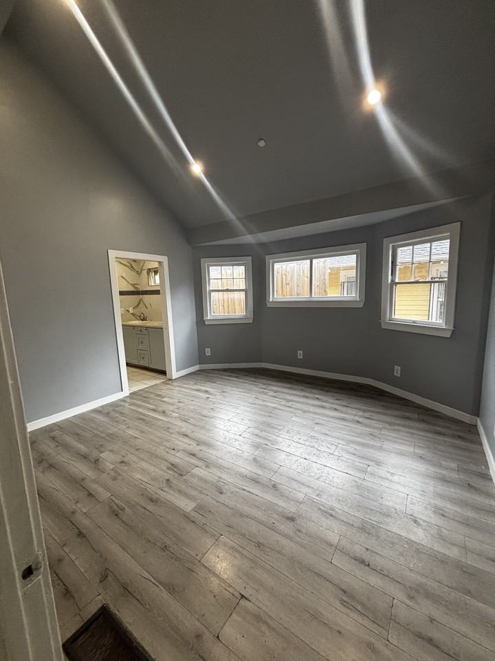 1726 West 22nd Street - Photo 4 of 15