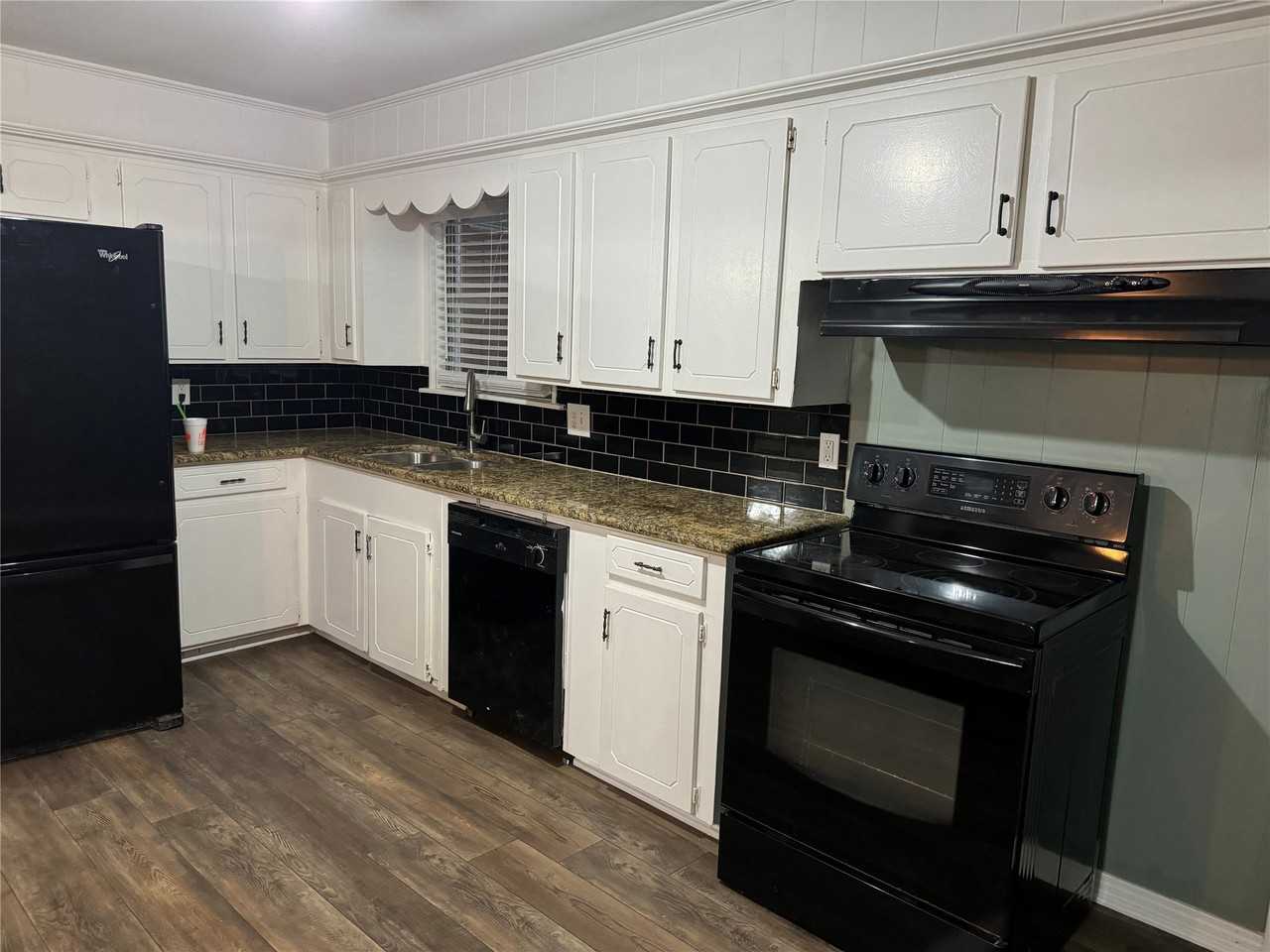 1406 Country Club Rd - Photo 4 of 26