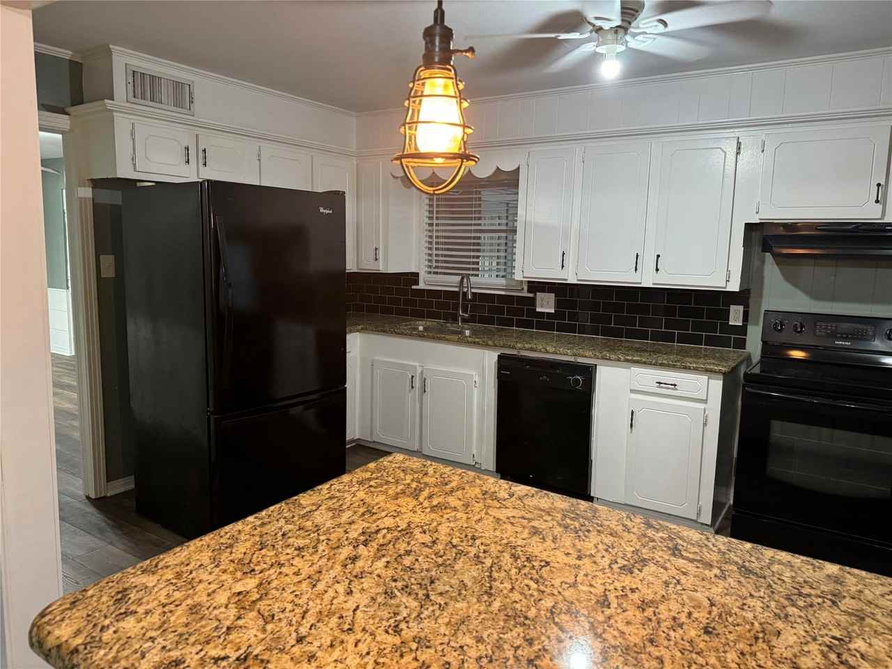 1406 Country Club Rd - Photo 5 of 26