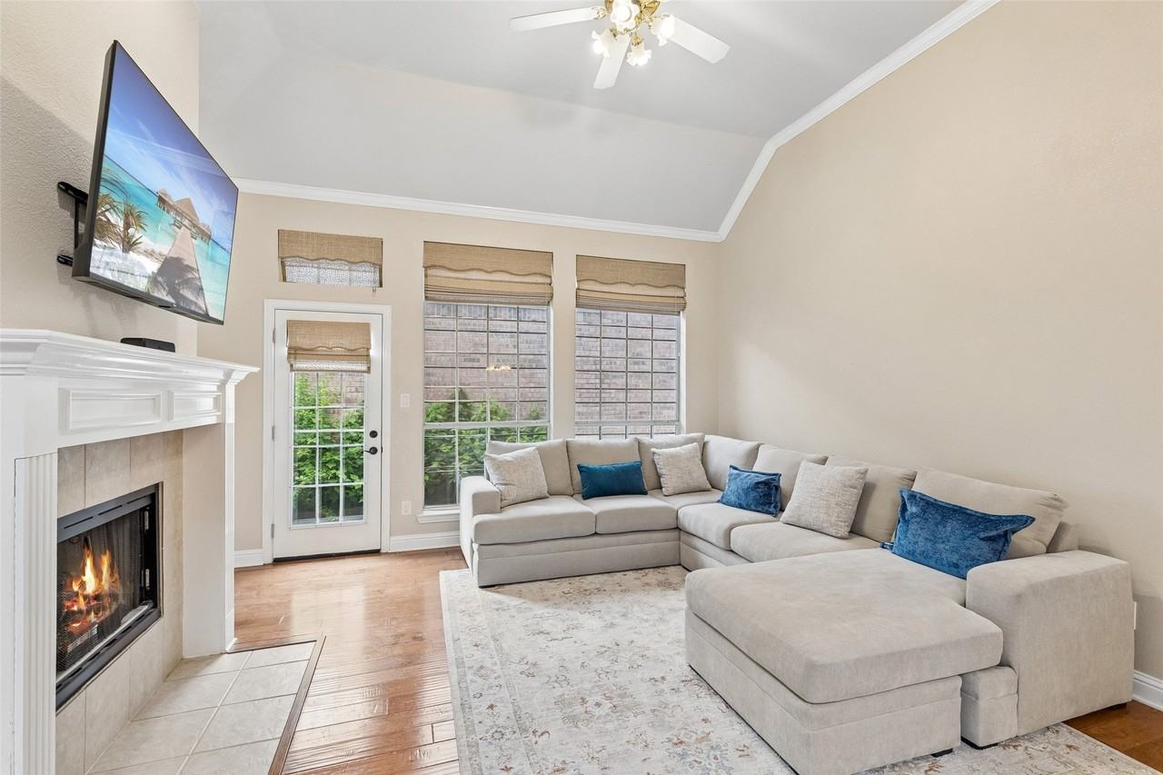 8008 Springmoss Dr - Photo 5 of 23