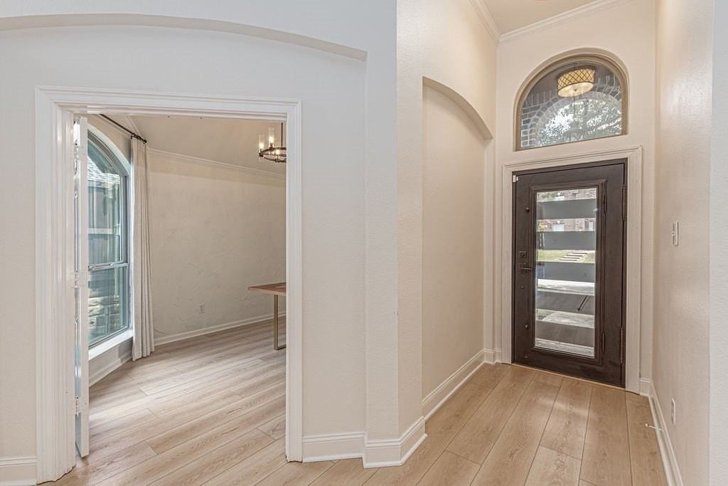 875 Shores Blvd - Photo 6 of 31