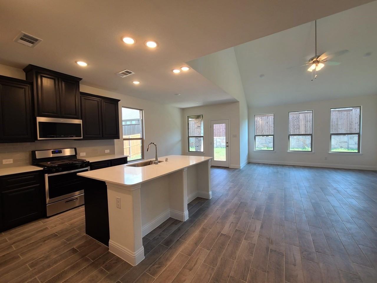16020 Aquilla Way - Photo 3 of 12
