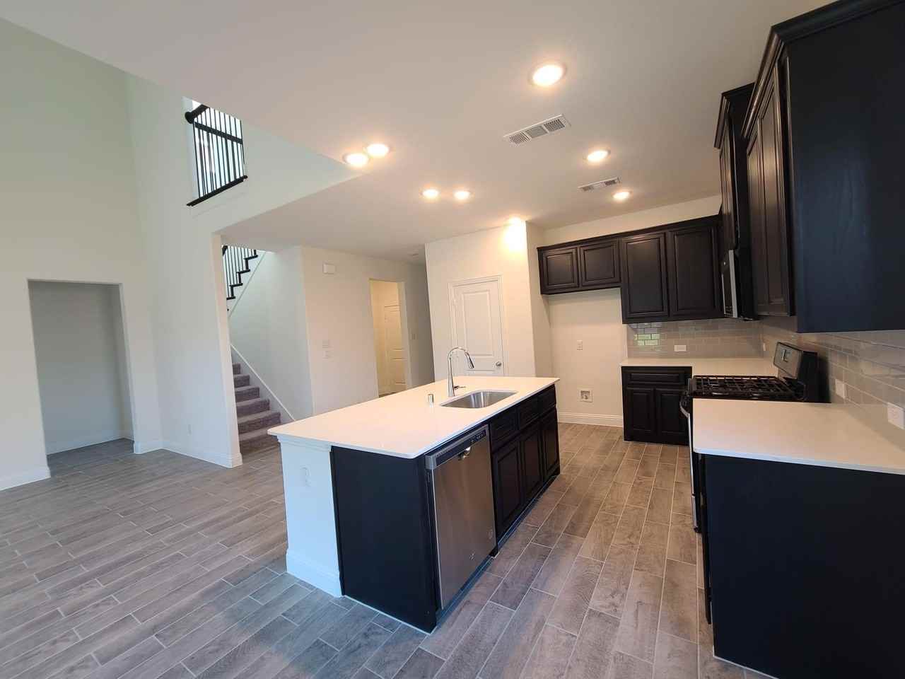16020 Aquilla Way - Photo 4 of 12